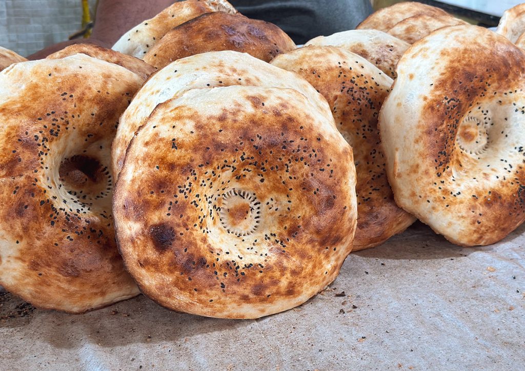 ウズベキスタンの焼き立てのパン