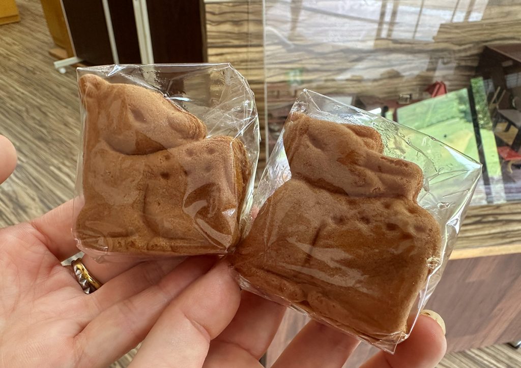 若草山で食べ歩き 春日鹿まんじゅう かのこ